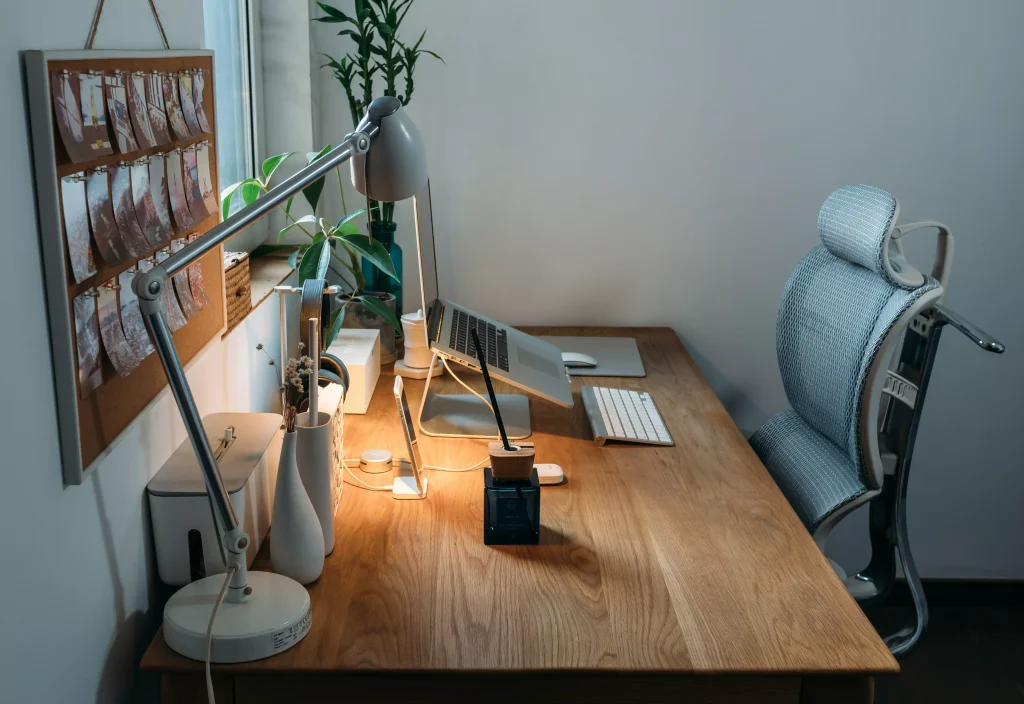 A very nicely designed office with an ergonomic chair 