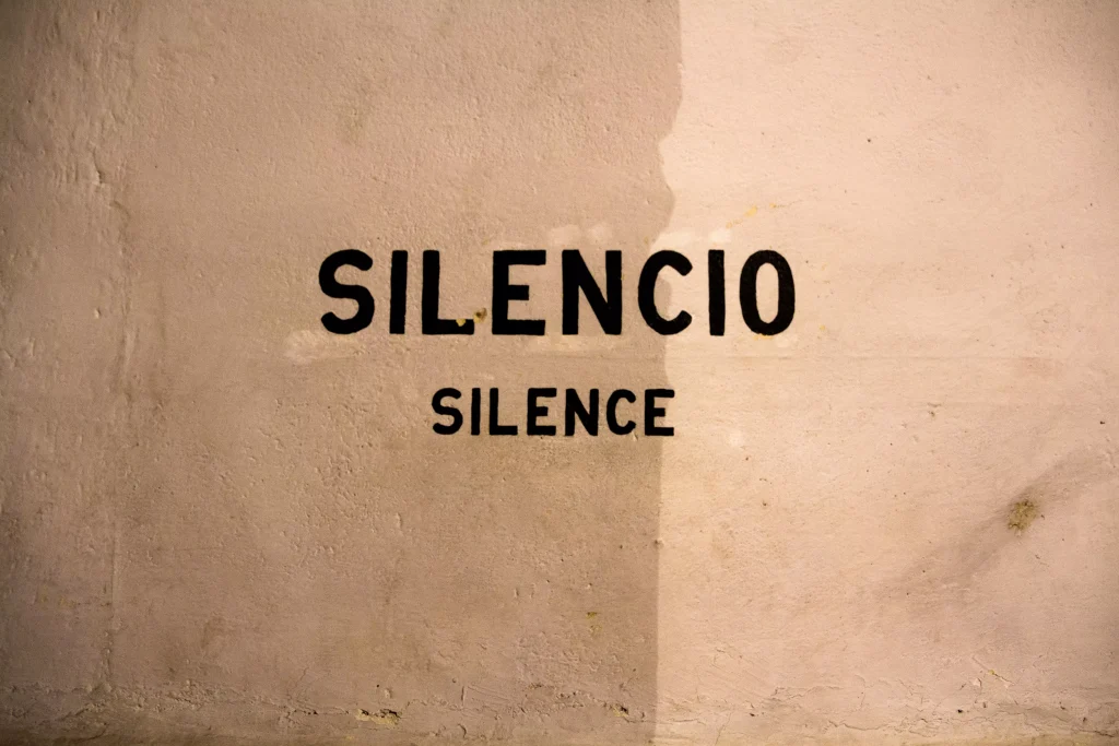 Silencio silence written on a wall