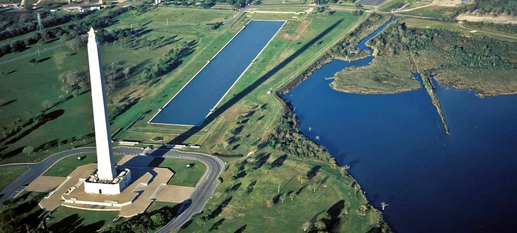 a monument in a park with lakes and green fields