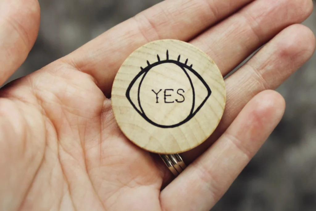 a key chain that says "yes"