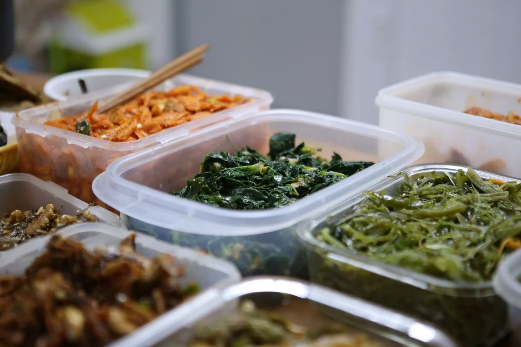 plastic bowls of food full of vegetabless and meat