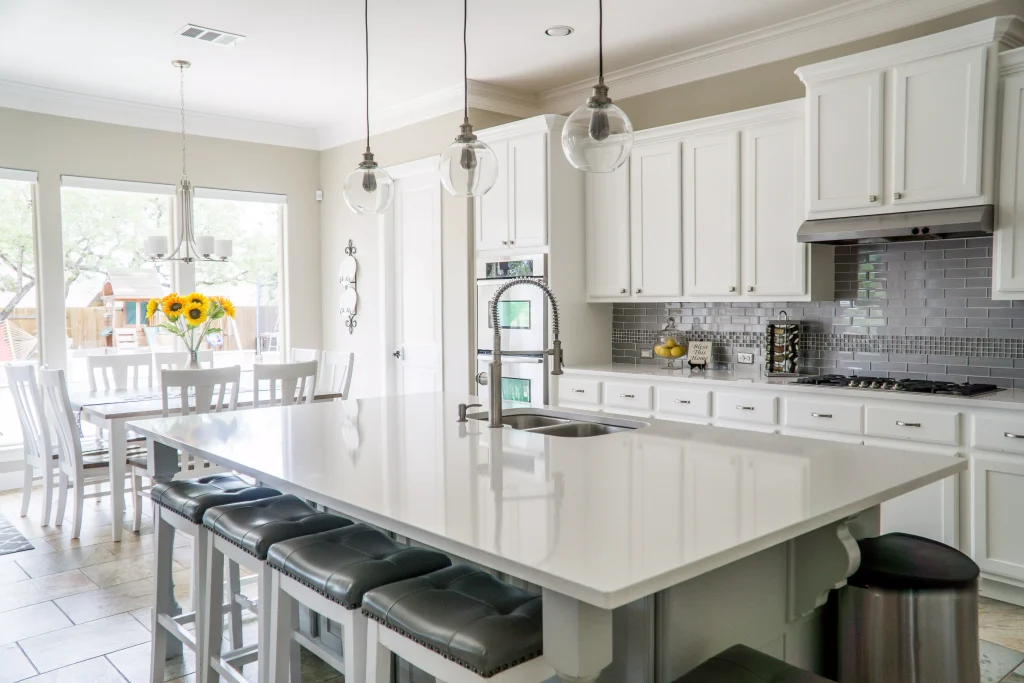 white detailed kitchen 