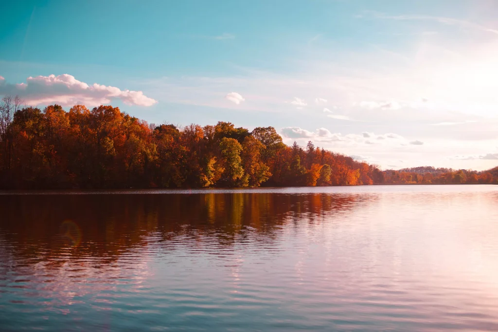 lake photographed on sunrise