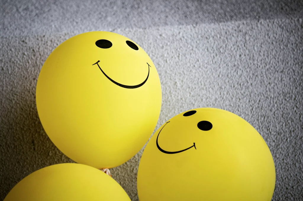 yellow baloons with smiley faces