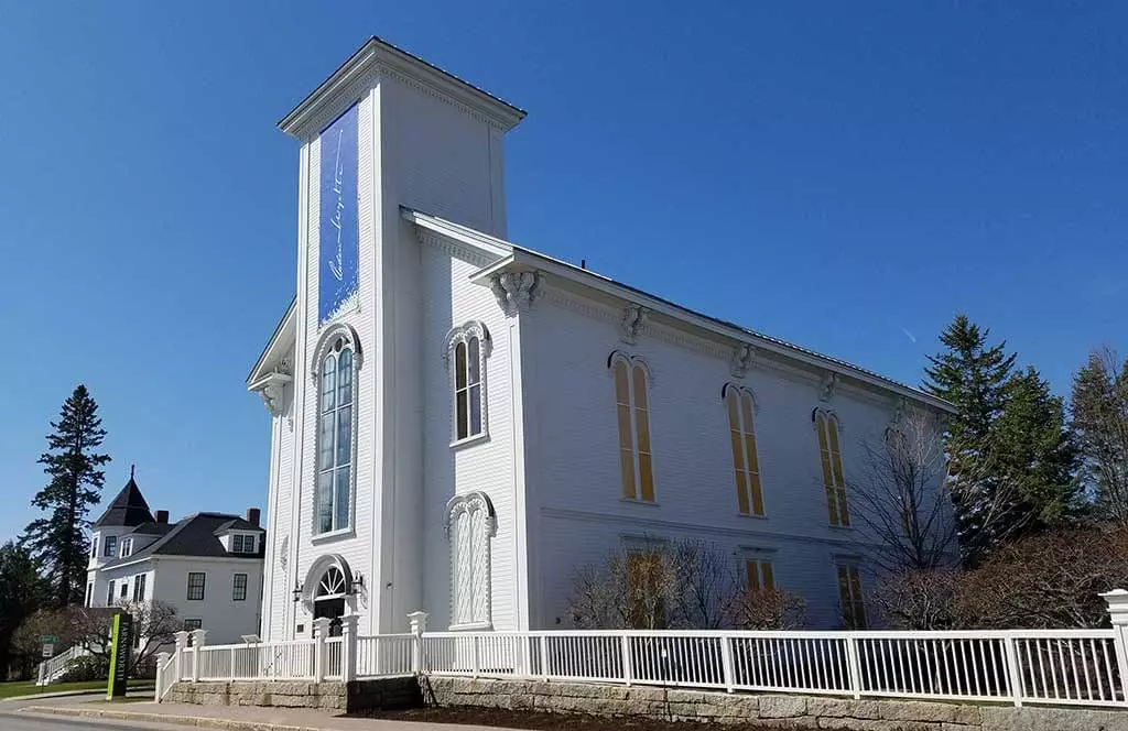 a white church 